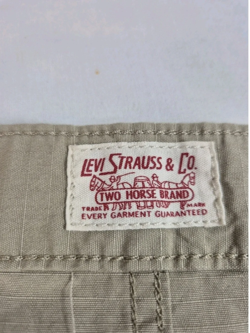 Levi’s Mens Shorts  Size 50 Carrier Cargo Shorts Khaki Knee Length Cotton NWT 40